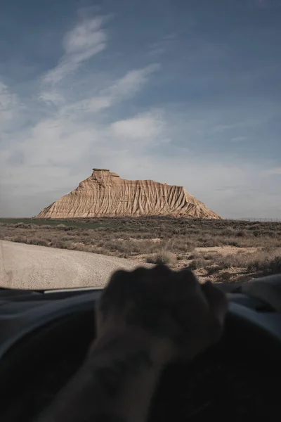 Guidare Attraverso Deserto Sullo Sfondo Una Montagna Rocciosa Focus Selettivo — Foto Stock