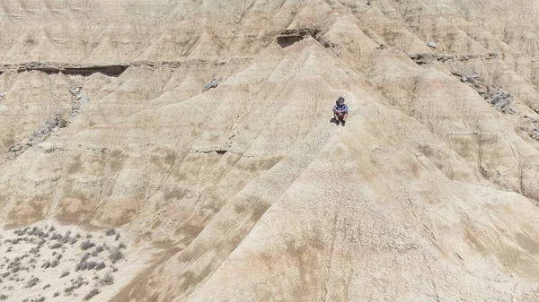 Bardenas Reales, Navarra 'da taş dağları arasında eğlenen bir adam. İspanya