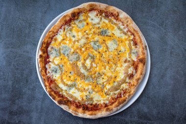 Köy arka planında 4 peynirli pizza. en üstteki görünüm