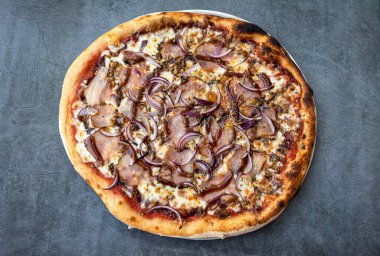 Klasik Amerikan barbekü pizzası kırsal masada. en üstteki görünüm.