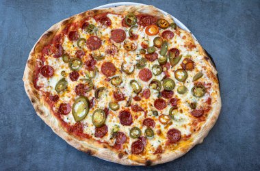 Meksika pizzası, sucuklu soğan ve jalapeolardan yapılmış. Meksika usulü İtalyan pizzası.