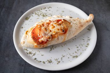 Pizza calzone, tipik İtalyan mutfağı.
