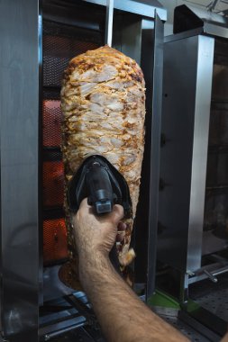 Şef kebap kesmek için dilimleyici kullanıyor.