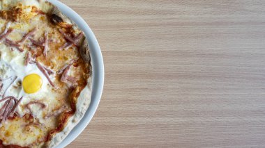 Tahta masada yumurtalı lezzetli pizza. Üst Manzara. Metin için boşluk