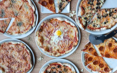 Tahta masadaki pizzaların çeşitleri..