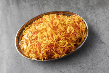 Sebzeli biryani veya sebzeli pulav, kızarmış pirinç Hint yemeği.