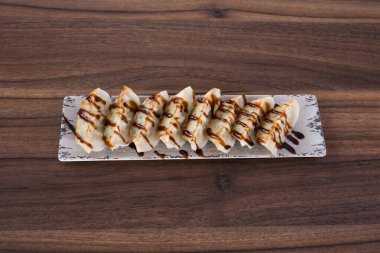 Gyoza ya da teriyaki soslu aperatifler.