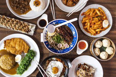 Asya Yemekleri Karışık Tabaklar .