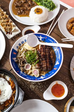 Asya Yemekleri Karışık Tabaklar. Dikey fotoğraf