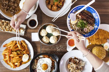 Restoran masasında Xiao Long Bao, Tokbokki ve ördek Ramen de var.