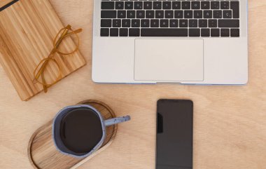 Düzlük, üst görünüm ahşap ofis çalışma alanı