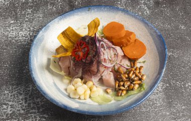Taze ceviche yemeği, geleneksel Peru tarifi, şık bir tabakta servis edilir, canlı renkler ve dokular sergilenir.