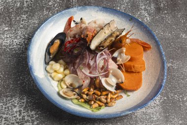 Taze ceviche, geleneksel bir Peru yemeği, deniz ürünleri karışımı, tatlı patates, mısır ve mısır gevreği karışımı.