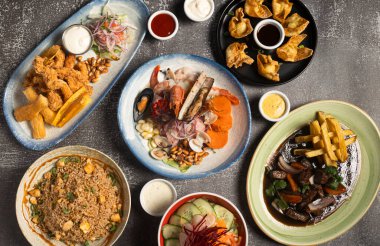 Nefis Peru yemekleri ceviche, lomo saltado, kızarmış wonton, şöför pilavı ve canlı renkler içeren kızarmış balık.