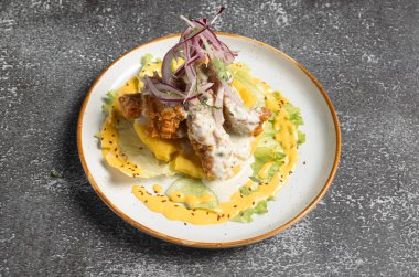 Patates püresi, marul, kırmızı soğan ve soslu patates püresi, yenmeye hazır.