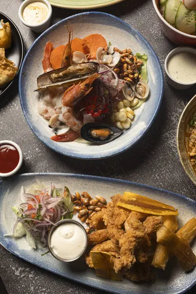 Peru mutfağında deniz ürünleri, kızarmış yukka ve masada servis edilen çeşitli soslarla ceviche sergilenir.