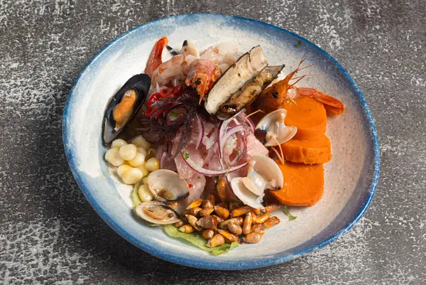 Taze ceviche, geleneksel bir Peru yemeği, deniz ürünleri karışımı, tatlı patates, mısır ve mısır gevreği karışımı.