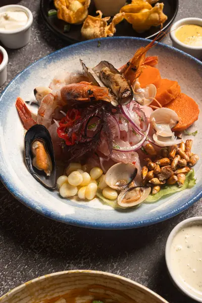 Deniz ürünleri, mısır, tatlı patates ve geleneksel bir Peru salamurası olan leche de tigre karışımından oluşan taze ve canlı bir ceviche.