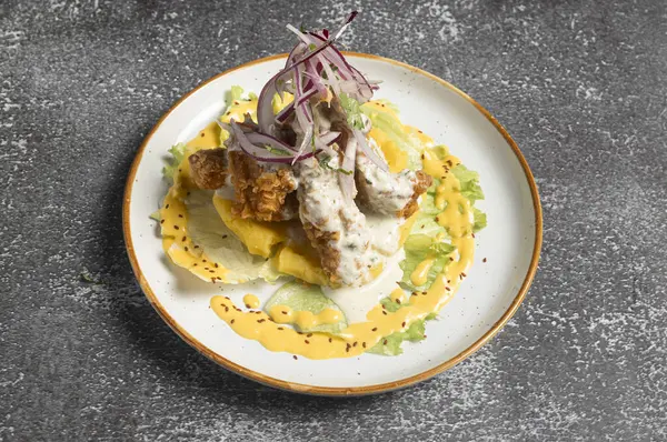 Patates püresi, marul, kırmızı soğan ve soslu patates püresi, yenmeye hazır.