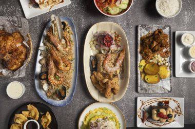 Peru 'nun zengin aşçılık geleneklerini gözler önüne seren çeşitli Peru yemeklerinin genel görünümü.