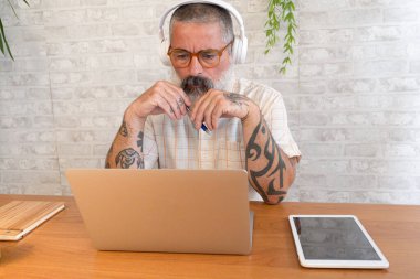 Olgun profesyonel uzak çalışma ayarları ile meşgul