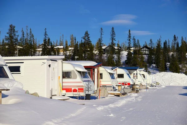 Snowy Winter Camping Met Trailer Stockfoto