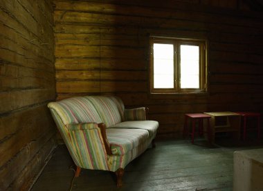 Kanepeli eski bir oda.