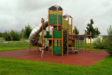 Oyun alanında kum havuzu ve kaydırma