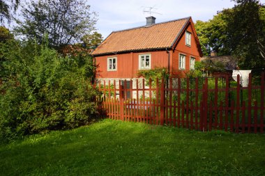 Yazın eski İsveç kulübesi