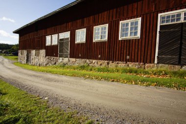 Yolun yanındaki kırmızı ahır.
