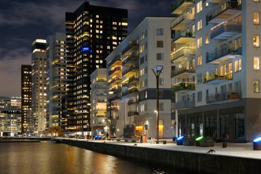 Yeni mahalledeki modern apartmanlar
