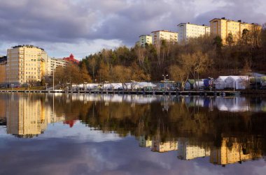 Stockholm 'deki Vstermalm' ın tekne kulübünde tekneler dinleniyor.