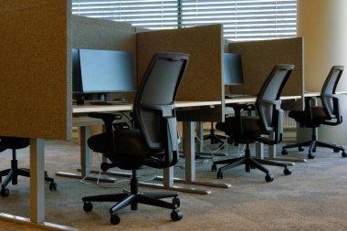  Boş Ofis İçi Sandalyeler ve Masalar                