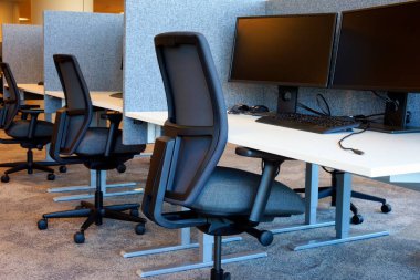  Boş Ofis İçi Sandalyeler ve Masalar               