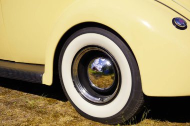 1937 model Ford Model 78 Deluxe Coupe 'nin krom kapağı.