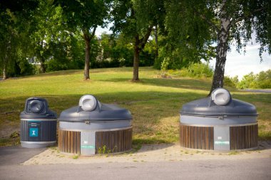 Açık hava çöp geri dönüşüm istasyonu