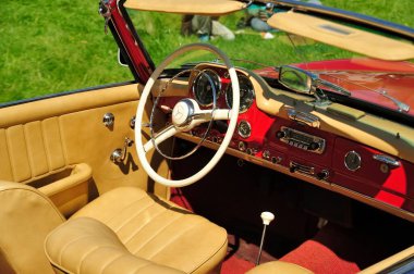 Mercedes-Benz marka üstü açık bir arabanın kontrol paneli ve direksiyonu.