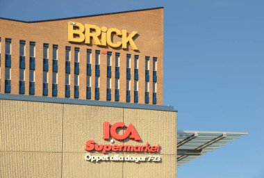 Stockholm, İsveç 7 Ağustos 2024 ICA süpermarket ve çatıda BRICK logosu