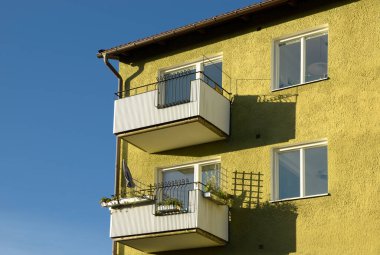 Balkonlu ev / apartman, mavi gökyüzü.