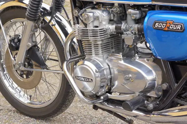 Stockholm, İsveç - 6 Haziran. 2025: Klasik motosiklet Honda 500 Dört - motor görüntüsü