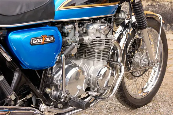 Stockholm, İsveç - 6 Haziran. 2025: Klasik motosiklet Honda 500 Dört - motor görüntüsü