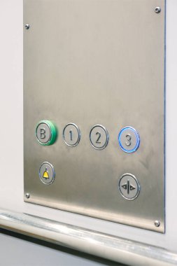 Asansör arka planındaki metal düğmelerin kapatılması     