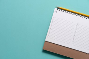Yeşil masa arkaplanındaki takvim ve kalemi kapat, iş toplantısı ya da seyahat planlama konseptini planla