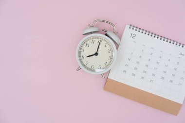 Pembe masa arkaplanındaki takvimi kapat, iş toplantısı ya da seyahat planlama konseptini planla