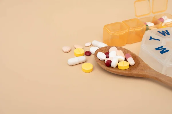 Muchas Medicinas Coloridas Droga Píldora Pillbox Tabla Marrón Concepto Sano — Foto de Stock