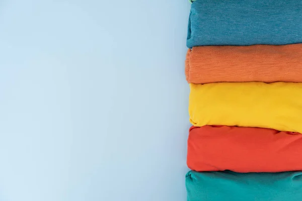 Крупным Планом Разноцветной Одежды Футболки Фоне Синего Стола Концепция Образа — стоковое фото
