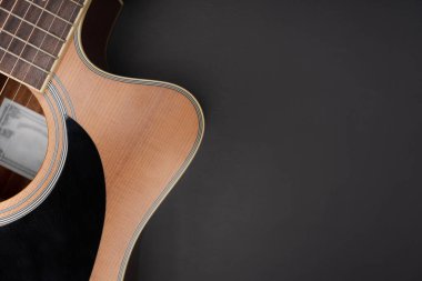 Siyah masa arkasında eski klasik gitar, müzik konsepti