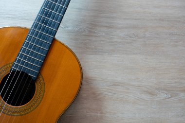Ahşap masa arkasında eski klasik gitar, müzik konsepti