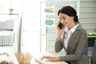 Ofiste akıllı telefon kullanan iş kadınlarının kapatılması, iş konsepti