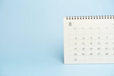 mavi masa arkaplanındaki takvimi kapat, iş toplantısı ya da seyahat planlama konsepti için planlama